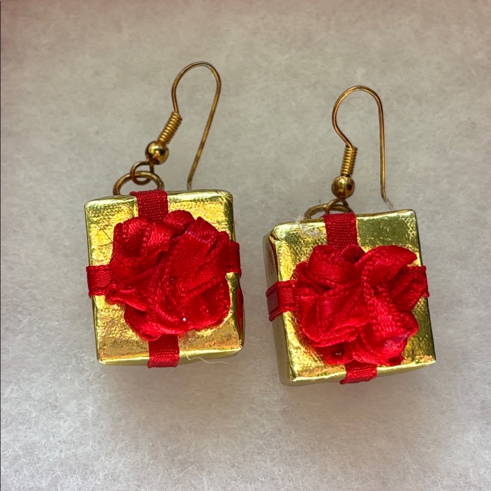 ⬛️Brand New Vintage Christmas Gift Box Drop Earrings Gold Red Present